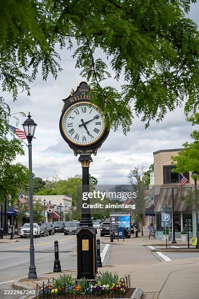 reloj en el centro de la ciudad - condado-de-norfolk-massachusetts fotografías e imágenes de stock