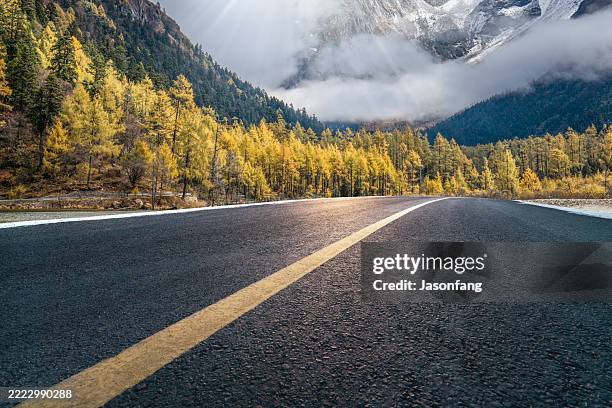 strada di montagna - strada deserta foto e immagini stock
