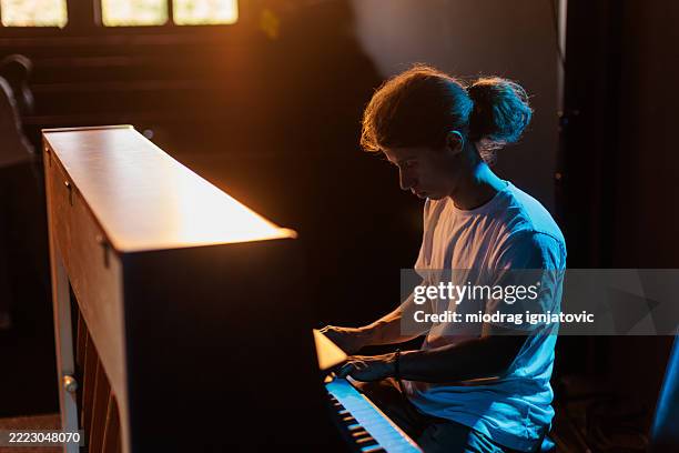 a man playing piano - pianist stockfoto's en -beelden