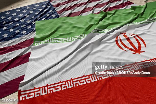 ilustrações de stock, clip art, desenhos animados e ícones de american and iranian flags resting on desert sand - ferido