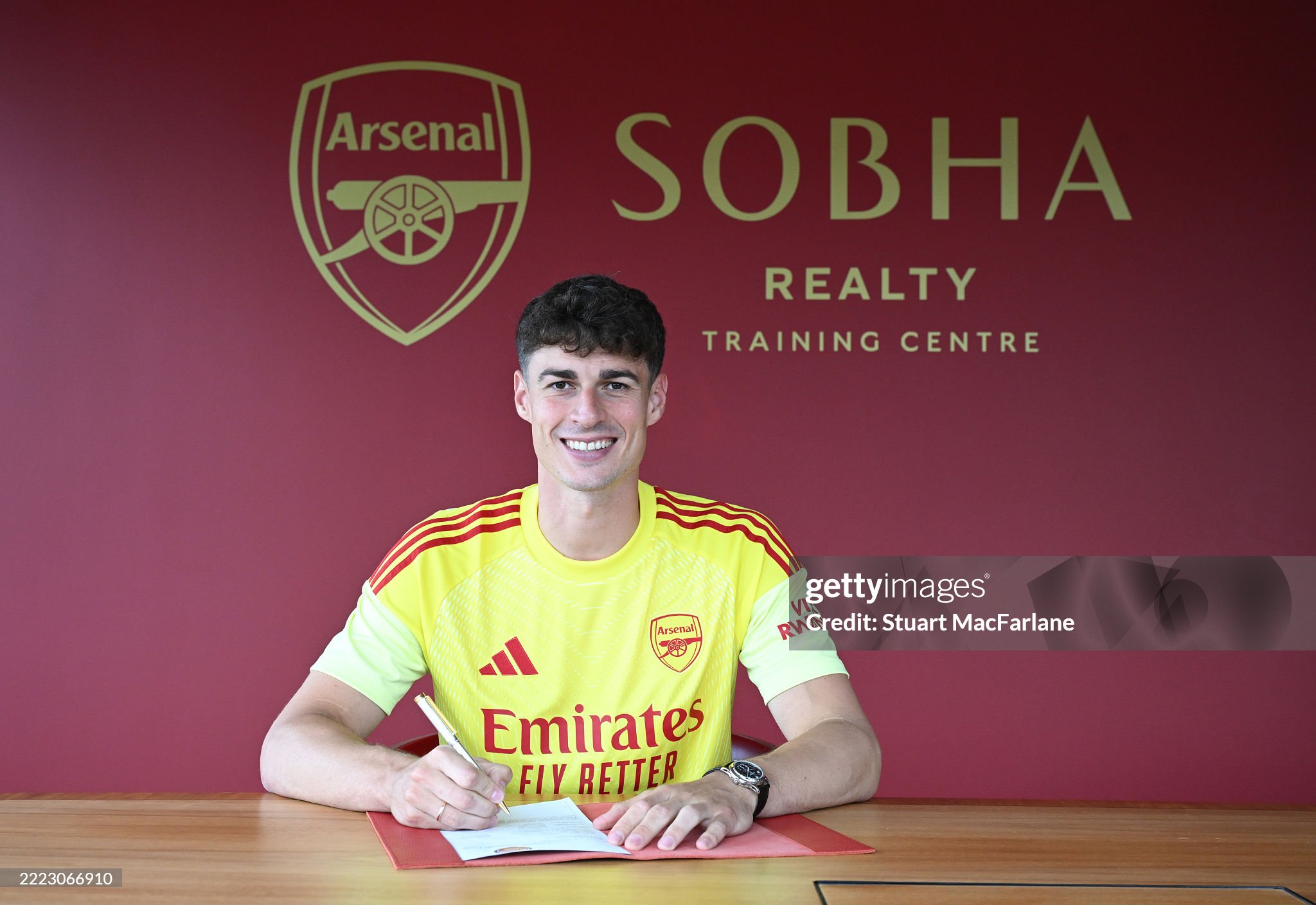 Arsenal signs the most expensive goalkeeper of all time for just under six million