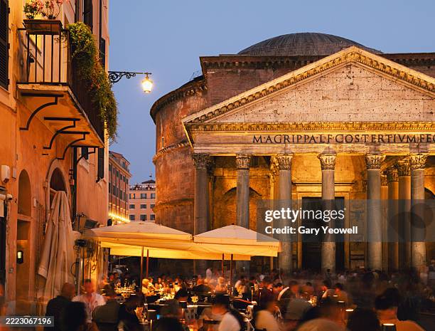 people dining outside in piazza della rotonda in rome at dusk - romano imagens e fotografias de stock