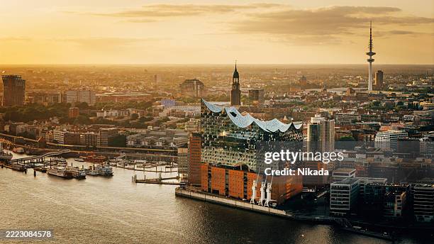 aerial view of hamburg's elbphilharmonie during sunset with city and river - ponto turístico local imagens e fotografias de stock