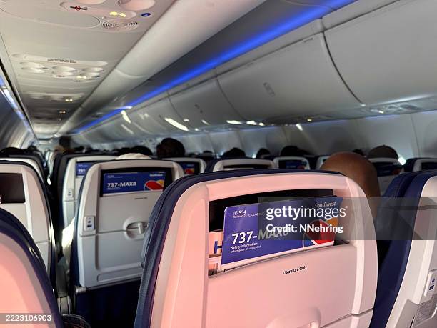 interior de un avión de pasajeros, boeing 737-max 8 - asiento de vehículo fotografías e imágenes de stock