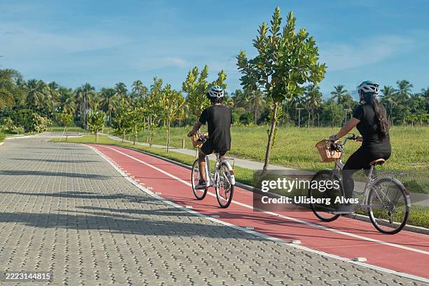 amigos pedaleando en una zona de ocio - carril para ciclistas fotografías e imágenes de stock