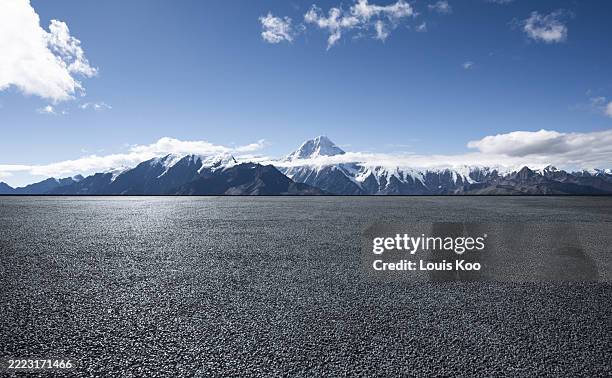 mountain road - vanishing point stock pictures, royalty-free photos & images