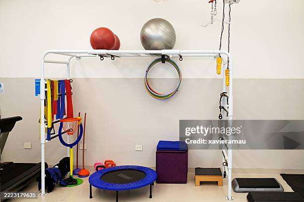 physical therapy devices - fitnessapparatuur stockfoto's en -beelden