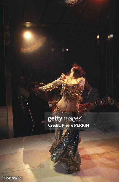Une artiste fait un spectacle de danse du ventre dans un cabaret de Beyrouth dans les années 1970.
