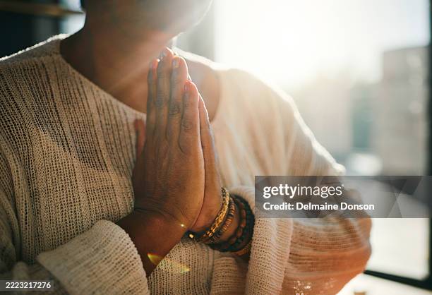 peaceful moment of prayer in sunlight - heilige stockfoto's en -beelden