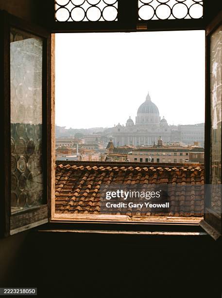 elevated view of city of rome, st peter's basilica and vatican city on a sunny day - romano imagens e fotografias de stock