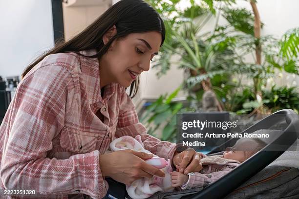mama feilt die nägel ihres babys - nagelfeile stock-fotos und bilder