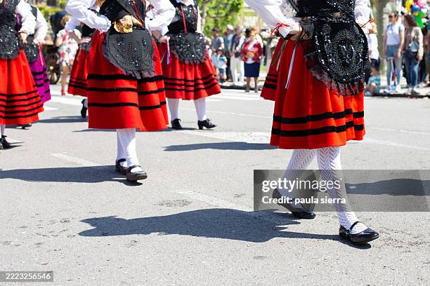 asturian traditional folk dance - abiti da cerimonia foto e immagini stock