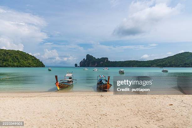 landscape view of phi phi don, phi phi don is the largest island in the phi phi islands. there are beautiful sandy beaches, clear water in the center of ton sai bay. is a commercial center hotels and resorts tourists are popular throughout the year - ponton photos et images de collection