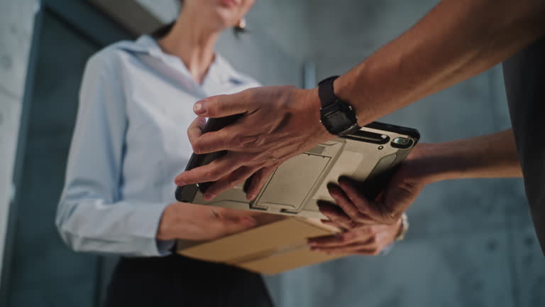 https://media.gettyimages.com/id/2223352495/video/close-up-of-postman-delivering-parcel-box-to-addressee-getting-clients-signature-on-digital.jpg?b=1&s=640x640&k=20&c=9B24UYkoup0kP0w4uYxRecrneYYNmmGeWBgnK5AdfQ0=