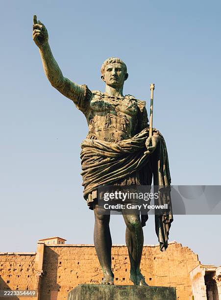 statue of julius caesar in rome - julius caesar emperor stock pictures, royalty-free photos & images