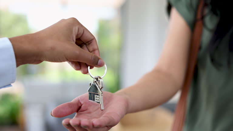 https://media.gettyimages.com/id/2223379205/video/unrecognizable-home-owner-receiving-the-keys-of-her-new-house.jpg?b=1&s=640x640&k=20&c=D3HIRs1GmZLjADrhjg3AzRCXZv8EpCib5KKxvH5aCPc=