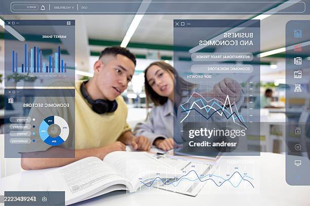 wirtschaftsstudenten, die mit einem bildschirm interagieren, während sie die markttrends studieren - ausbildungsschritt stock-fotos und bilder
