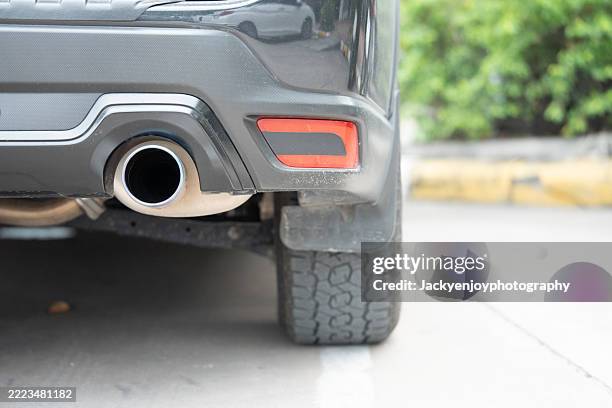 sports car exhaust system pipes - parachoques fotografías e imágenes de stock