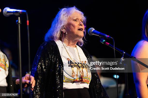Ginter Singer 746 The Honeys Stock Photos, High-Res Pictures, and Images - Getty Images