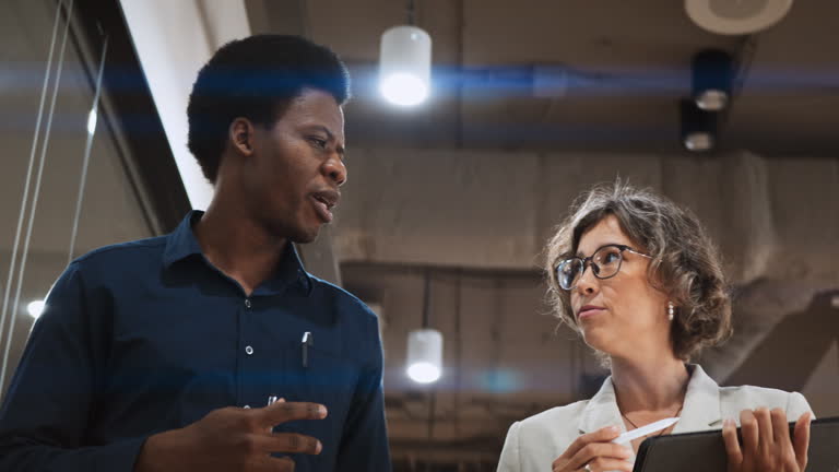 https://media.gettyimages.com/id/2223580141/video/white-female-manager-black-business-man-walk-and-talk-using-digital-tablet-in-corporate.jpg?b=1&s=640x640&k=20&c=9gBv0HihYsC_YOXfisiuXNvjWI3sh4wHzJcgupaD_eU=