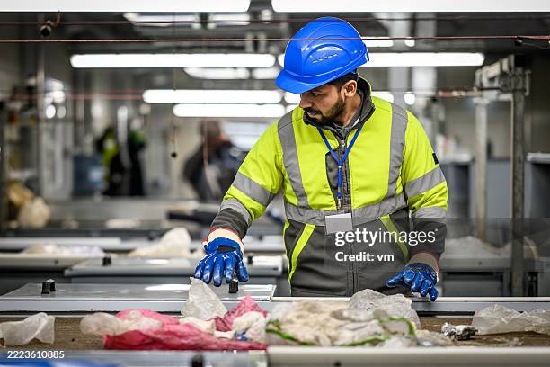 trabajador que inspecciona el envasado de alimentos en la fábrica - gestión de residuos fotografías e imágenes de stock