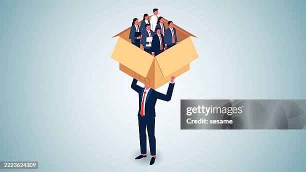 illustrations, cliparts, dessins animés et icônes de gestion des ressources humaines, culture d’entreprise commune et gestion d’entreprise, manager isométrique tenant des cartons remplis d’hommes d’affaires au-dessus de sa tête - changement de lieu de travail