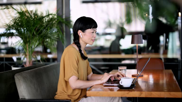 https://media.gettyimages.com/id/2223673212/video/japanese-woman-attending-online-meeting-in-caf%C3%A9-with-earphones.jpg?b=1&s=640x640&k=20&c=0B7gZGluZ14Uqw8d0aWIhWMtl4xf0RTneGhk-m5IgAM=