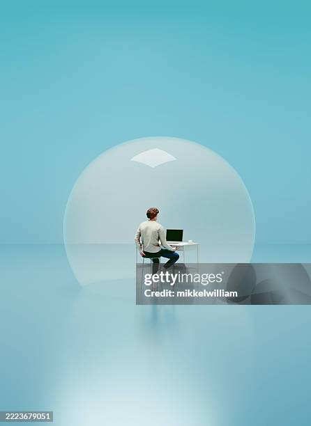 moderne arbeitsplatzisolation: mann in glasblase - quarantäne stock-fotos und bilder