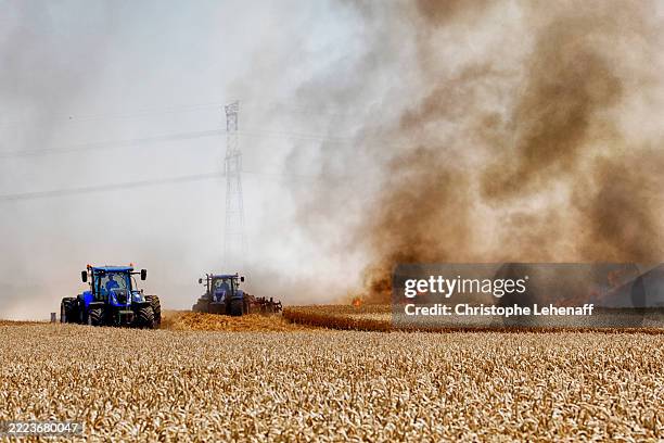 fire due to drought, seine et marne, france - flammenmeer stock-fotos und bilder