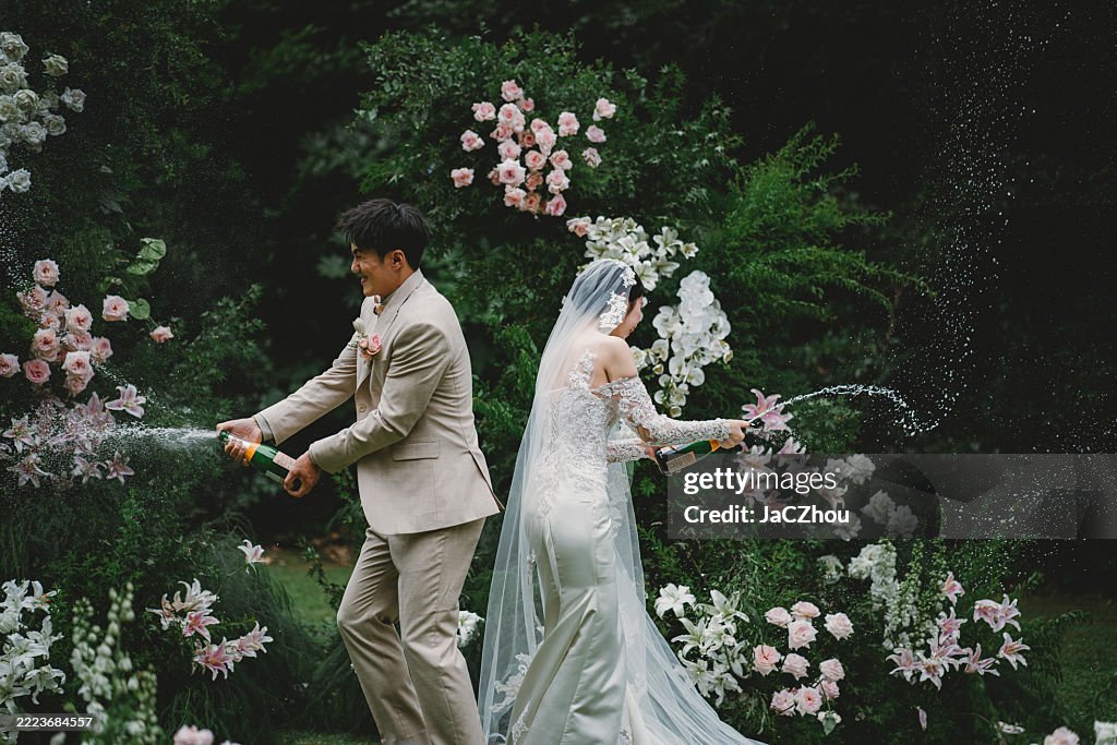 若い中国の新婚夫婦の結婚式