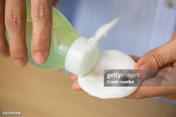 morgendlichen routine im badezimmer - wattepad stock-fotos und bilder