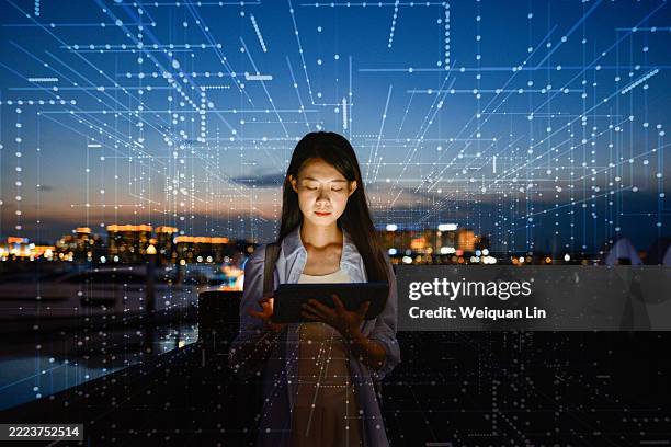 asian woman using artificial intelligence - azië en pacifisch gebied stockfoto's en -beelden