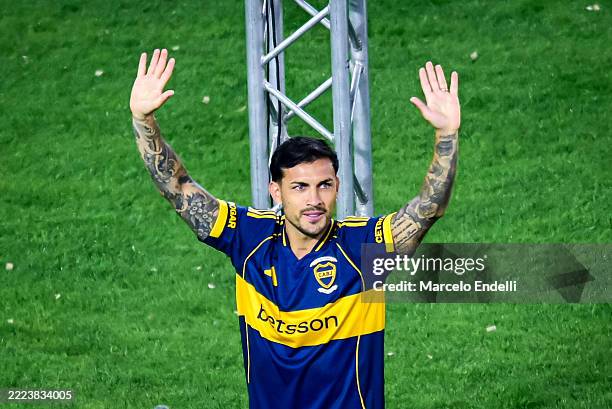 Leandro Paredes of Boca Juniors greets the fans during his unveiling as new player of Boca Juniors at Estadio Alberto J. Armando on July 10, 2025 in...