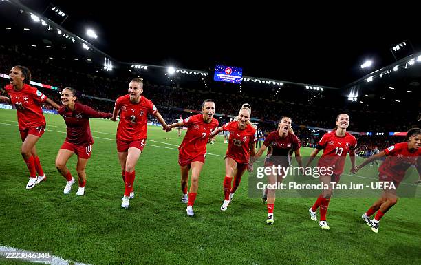Switzerland players celebrate victory after the UEFA Women's EURO 2025 Group A match between Switzerland and Iceland at Stadion Wankdorf on July 06,...