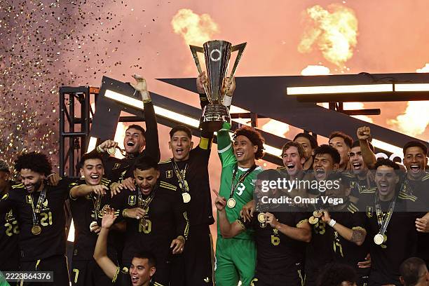 Mexico lifts the trophy after beating the United States 2-1 to win the CONCACAF Gold Cup 2025 at NRG Stadium on July 06, 2025 in Houston, Texas.