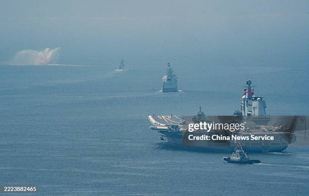 Aircraft carrier Shandong and Yan'an missile destroyer follow the original route through the East Lamma Channel to depart after an official farewell...