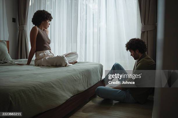 paar, das mit beziehungsproblemen konfrontiert ist - kommunikationsproblem stock-fotos und bilder