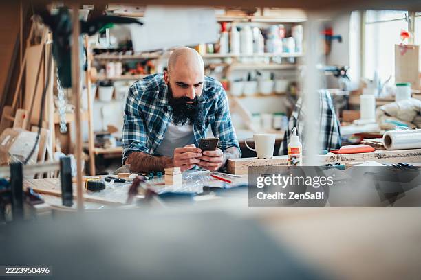 propriétaire de menuiserie en atelier - établi photos et images de collection