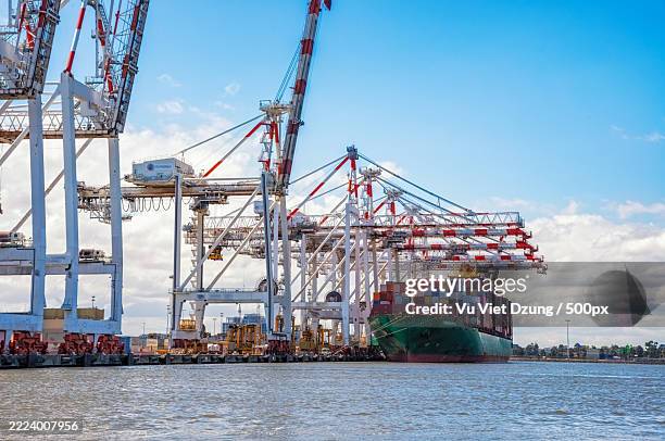 low angle view of cranes against sky,melbourne,victoria,australia - nautische ausrüstung stock-fotos und bilder