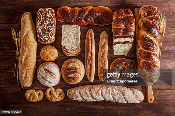 surtido de pan sobre mesa rústica de madera. - carbohidrato fotografías e imágenes de stock