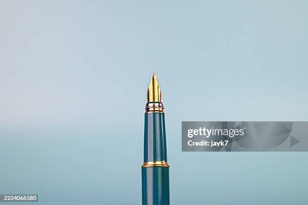 fountain pen - instrumento de escribir fotografías e imágenes de stock