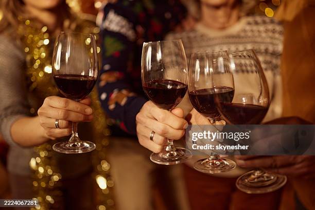 cheers everyone! - festieve stemming stockfoto's en -beelden