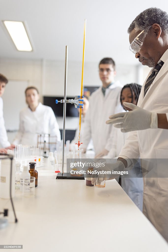 Laborteam führt Experiment durch