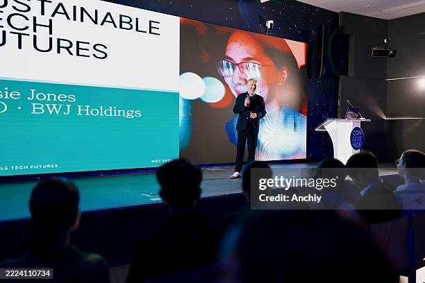 un conférencier mature s’adressant à une conférence technologique sur l’avenir des technologies durables - discours-liminaire photos et images de collection