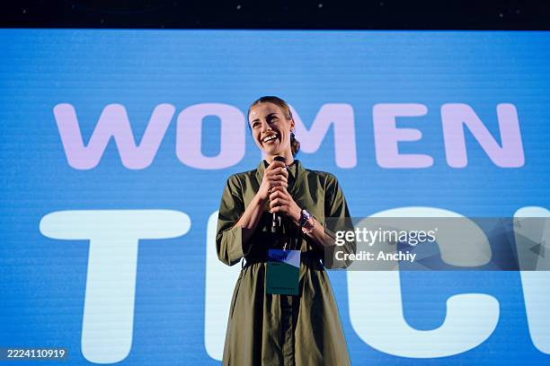 frau moderiert konferenzsitzung allein auf der bühne - moderatorin stock-fotos und bilder