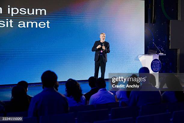 un conférencier prononçant un discours liminaire lors d’une conférence sur la technologie dans un auditorium moderne - discours-liminaire photos et images de collection