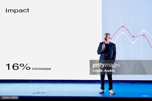conférencier expérimenté présentant sur scène la croissance technologique et l’innovation durable - discours-liminaire photos et images de collection