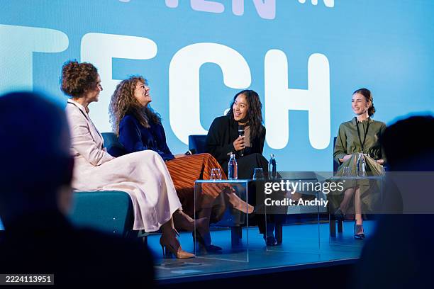 panel discussion with professionals highlighting diversity and innovation in technology - centro de conferência imagens e fotografias de stock