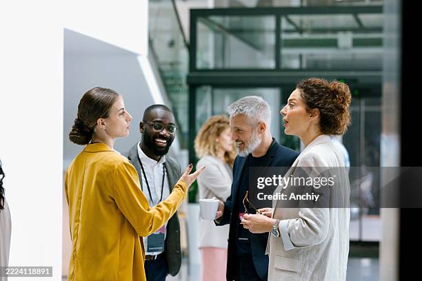 networking at a business conference - meet and greet stockfoto's en -beelden