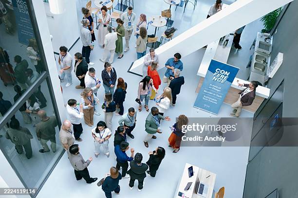 overhead crowd shot – professionals connecting at event - involvement stockfoto's en -beelden
